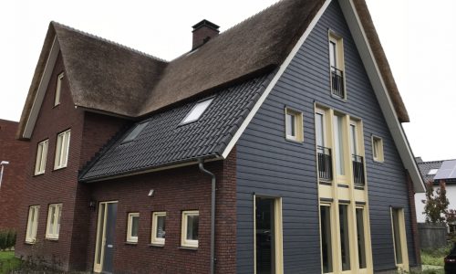 Gevel bekleding met stalen rabat delen incl. houtnerf