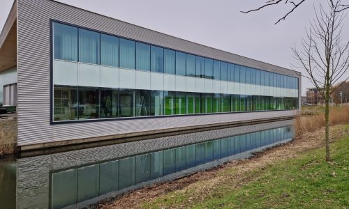 Nieuwe daklijsten en speciaal gezette raamlijsten gemonteerd te Barendrecht