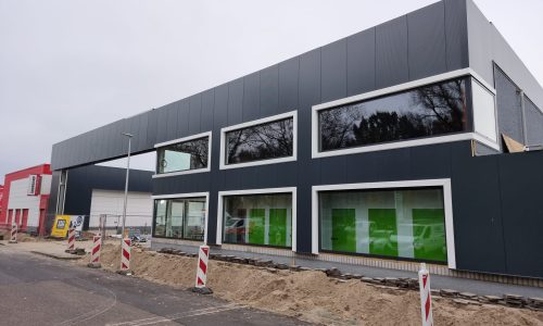 Renovatie met geisoleerde sandwichpanelenvan een groot bedrijfspand te Utrecht