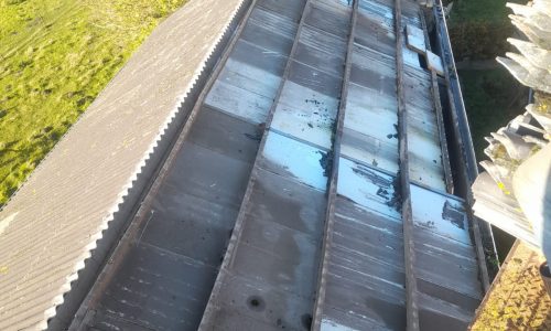Start stormschade opknappen met golfplaten te Zonnemaire