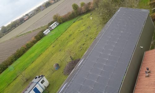 oplevering van de stormschade 1 zijde dak vernieuwt met nieuwe golfplaten te Zonnemaire