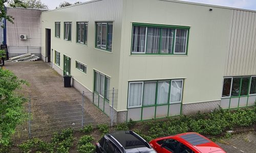 renovatie van gevels kantoorgedeelte bedrijfspand met geisoleerde sandwichpanelen